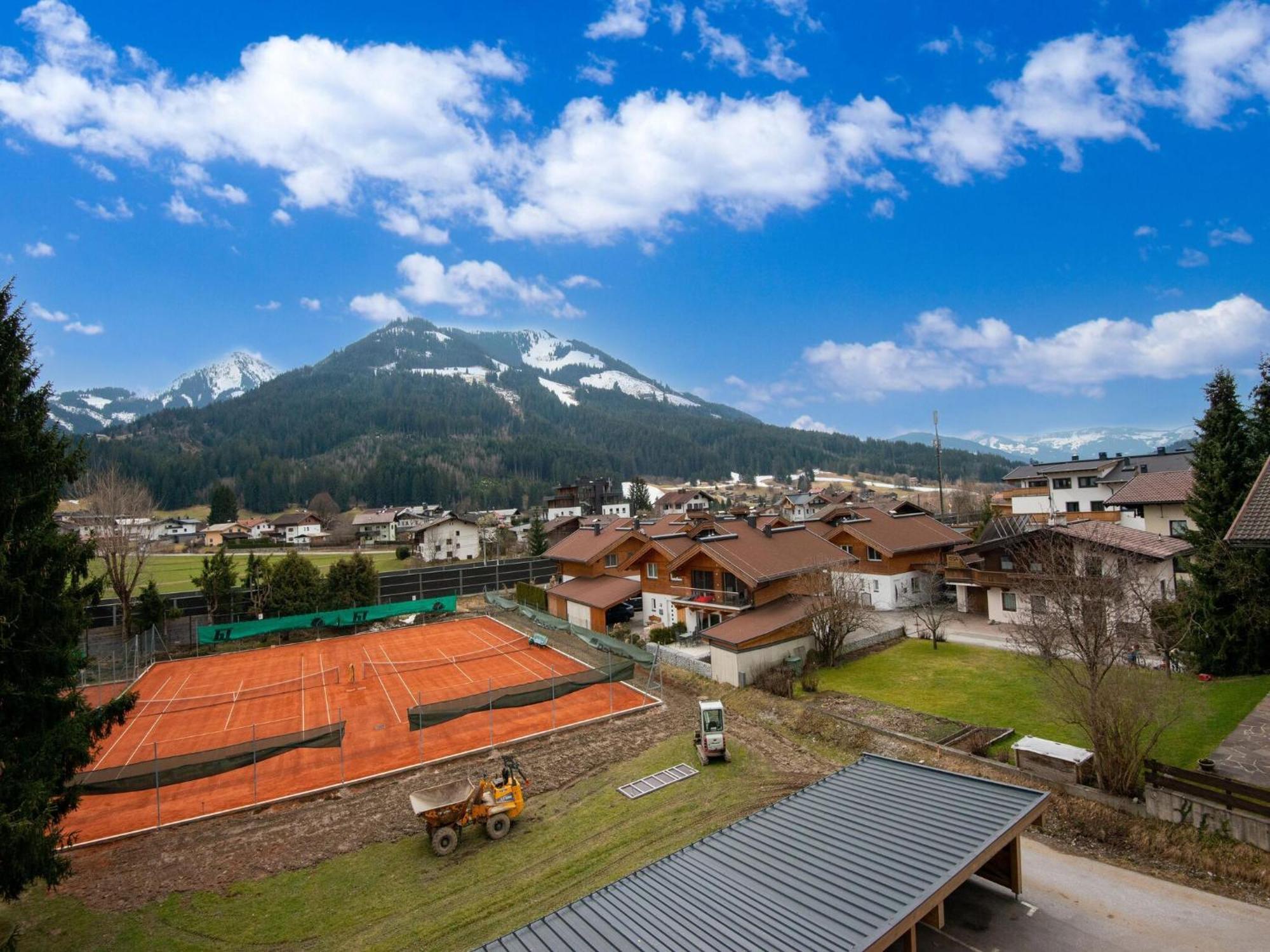 Luxury Penthouse With Balcony Ski Storage Carport Lift Lägenhet Brixen im Thale Exteriör bild